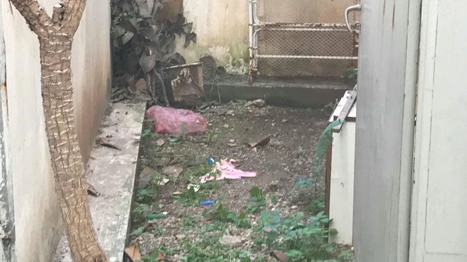 «Δεν ήξερα τίποτα. Έχω τρελαθεί», λέει ο πατέρας της 22χρονης που άφησε το βρέφος της στον ακάλυπτο